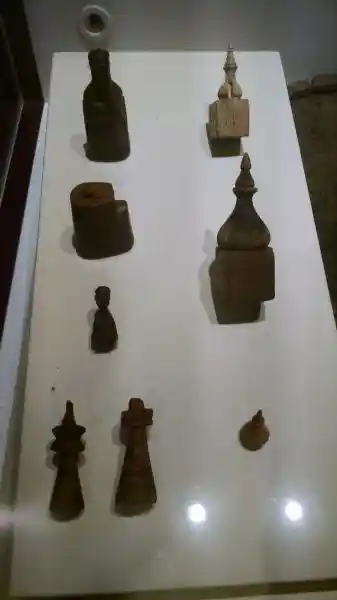 Djed-like, and other pointed, phallic figurines